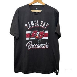 NFL + Darius Rucker Collection, Tampa Bay Buccaneers short sleeved tee. Men’s L